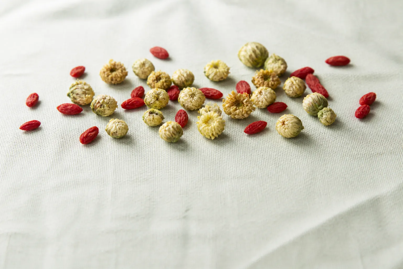 Dried chrysanthemum buds and wolfberries for Dry Eye Alleviation Tea