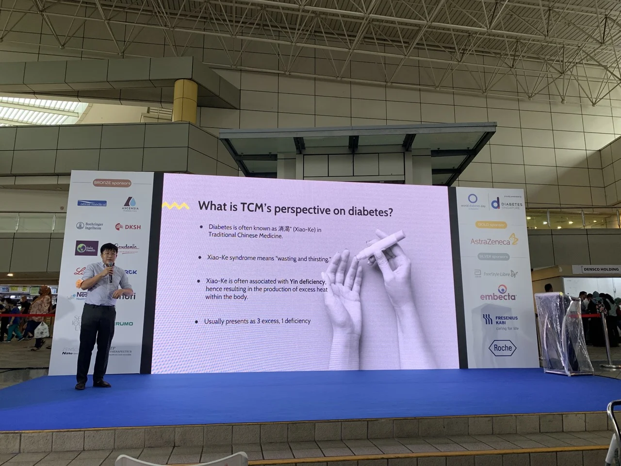 A TCM practitioner discussing diabetes management strategies